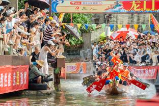 李梦：提前祝大家新年快乐&平平安安&健健康康 明天记得看女篮哦